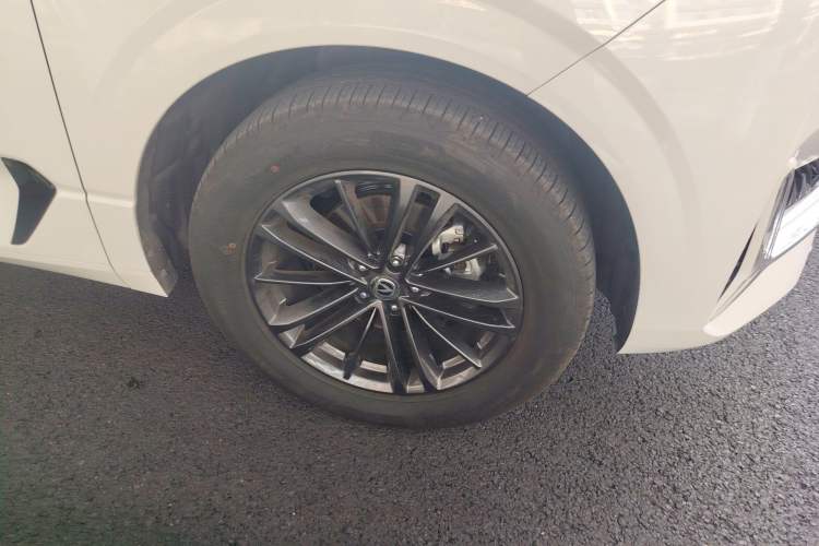 Used CHANGAN UNI-K 2024 2.0T Two-Wheel Drive YueShang Trim Right Front Wheel Hub