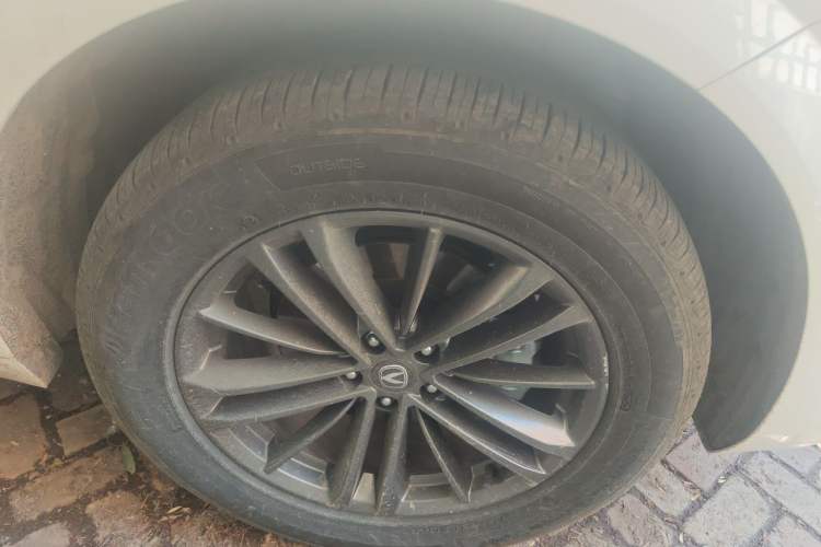 Used CHANGAN UNI-K 2024 2.0T Two-Wheel Drive YueShang Trim Right Front Wheel Hub