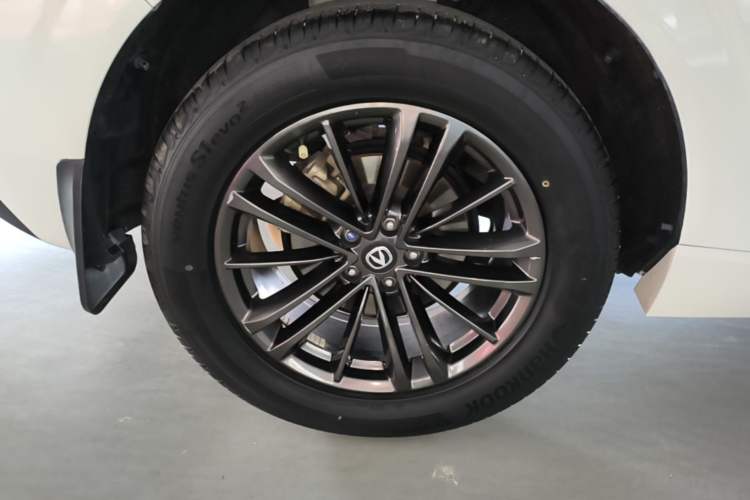 Used CHANGAN UNI-K 2024 2.0T Two-Wheel Drive YueShang Trim Right Rear Wheel Hub