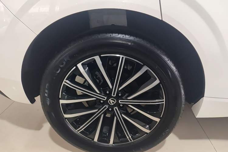Used CHANGAN UNI-K 2024 2.0T Two-Wheel Drive Enjoyment Version Right Rear Wheel Hub