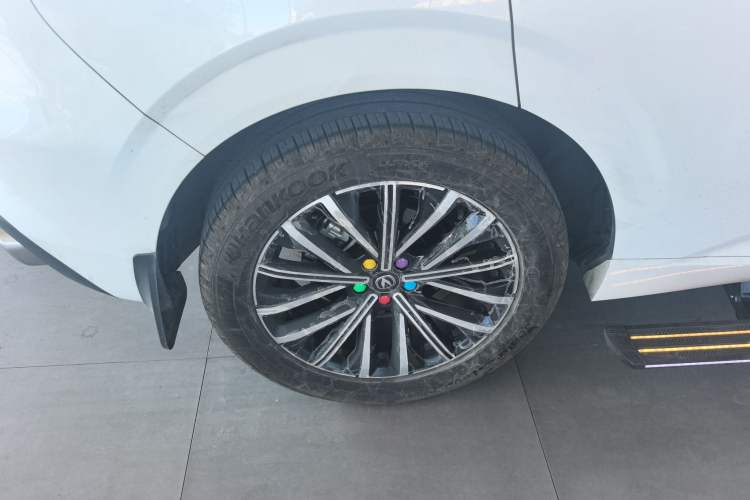 Used CHANGAN UNI-K 2024 2.0T Two-Wheel Drive Enjoyment Version Right Rear Wheel Hub