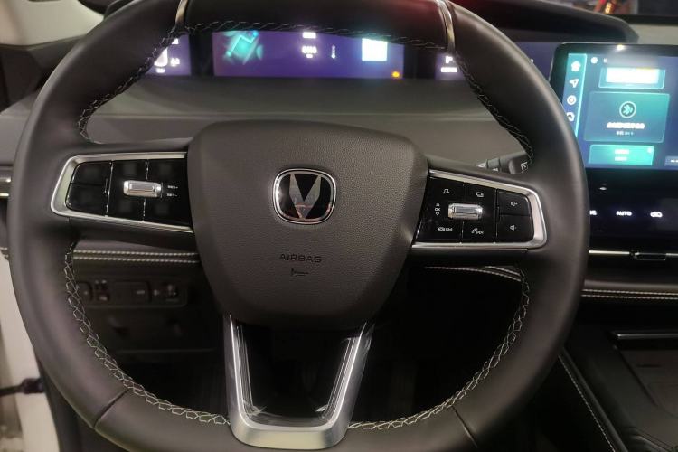 Used CHANGAN UNI-K 2024 2.0T Two-Wheel Drive YueShang Trim Steering Wheel