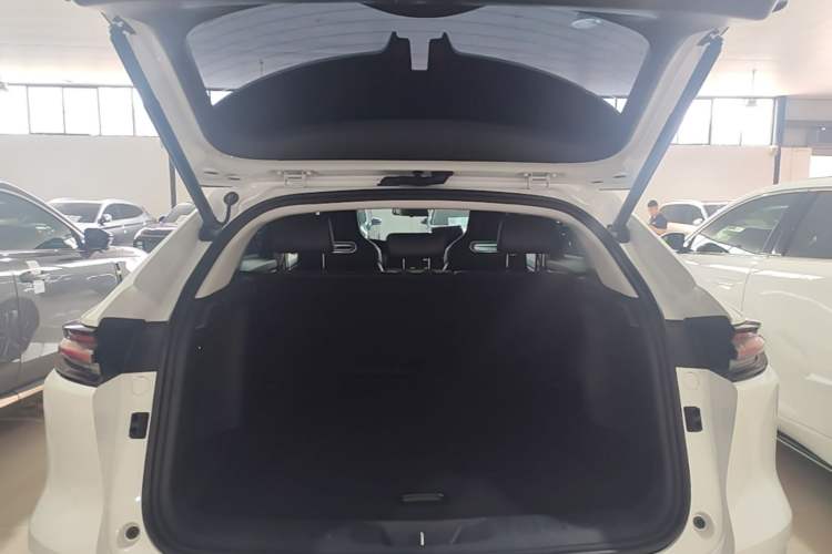 Used CHANGAN UNI-K 2024 2.0T Two-Wheel Drive Enjoyment Version Trunk
