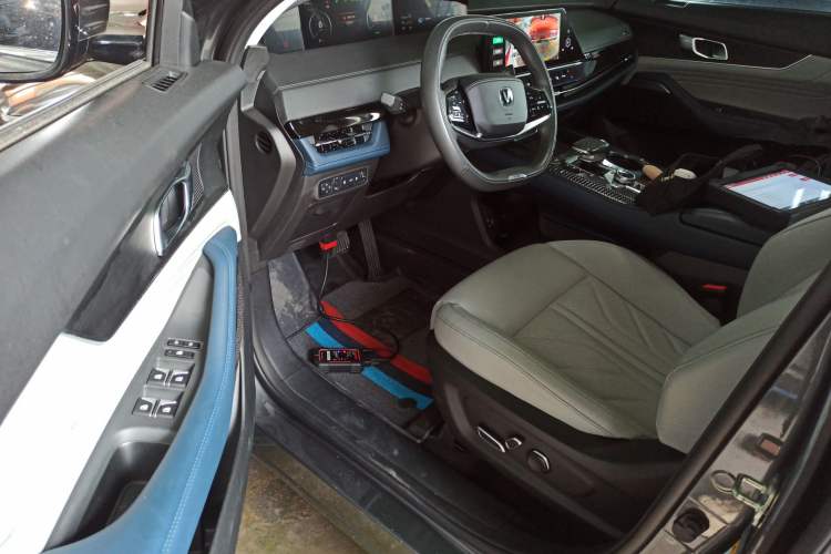 Used CHANGAN UNI-K iDD 2023 Zhidian iDD 1.5T 135km Smart & Fun Model Interior 3