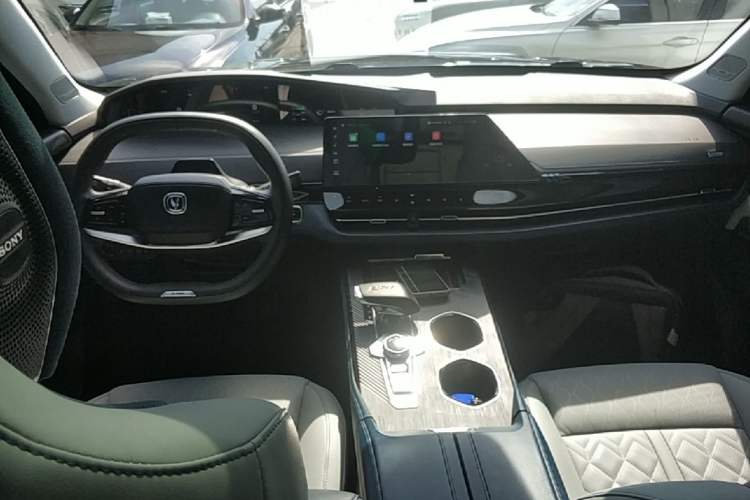 Used CHANGAN UNI-K iDD 2022 Blue Whale iDD 130km 1.5T Prestige Model Center Console