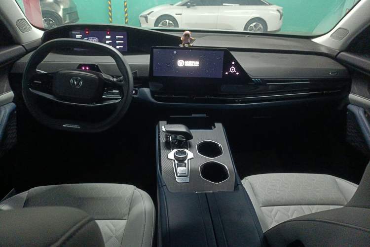 Used CHANGAN UNI-K iDD 2022 Blue Whale iDD 130km 1.5T Excellence Model Center Console