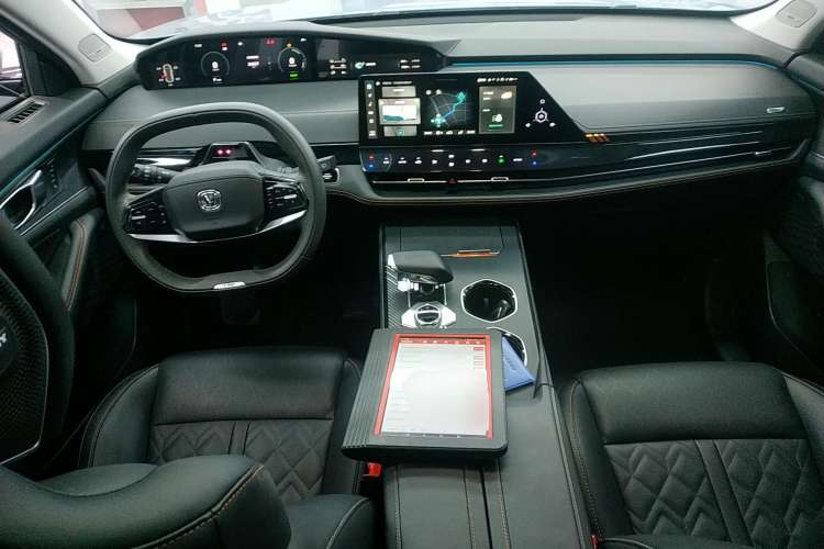 Used CHANGAN UNI-K iDD 2022 Blue Whale iDD 130km 1.5T Prestige Model Center Console