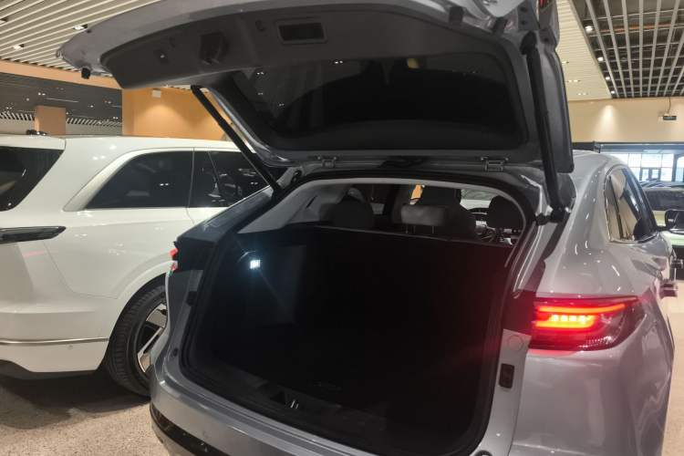 Used CHANGAN UNI-K iDD 2022 Blue Whale iDD 130km 1.5T Prestige Model Trunk