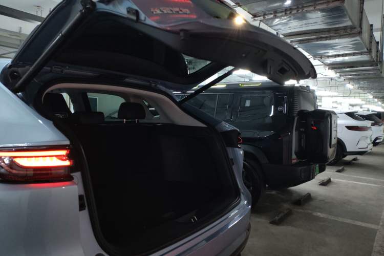 Used CHANGAN UNI-K iDD 2022 Blue Whale iDD 130km 1.5T Prestige Model Trunk