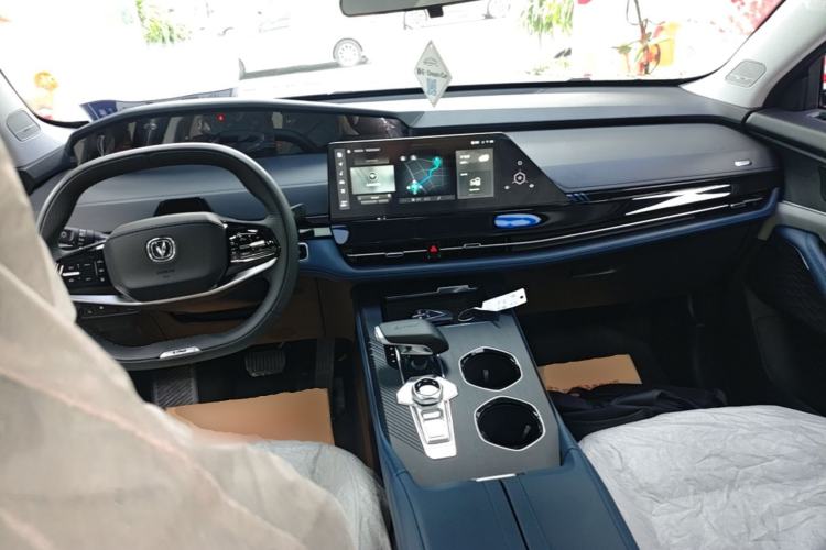 Used CHANGAN UNI-K iDD 2022 Blue Whale iDD 130km 1.5T Prestige Model Center Console