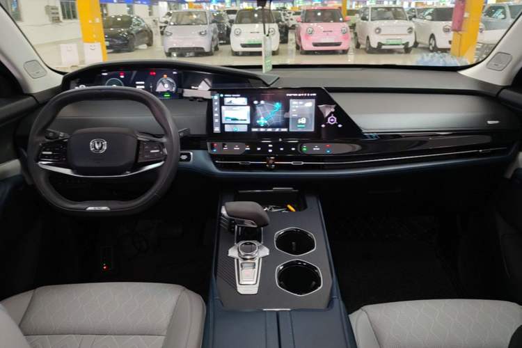 Used CHANGAN UNI-K iDD 2022 Blue Whale iDD 130km 1.5T Excellence Model Center Console