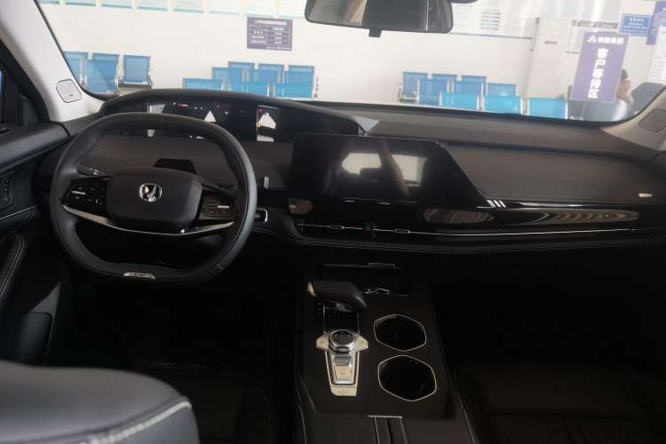Used CHANGAN UNI-K iDD 2023 Smart Electric iDD 1.5T 135km Smart Leading Model Center Console