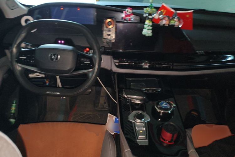 Used CHANGAN UNI-K iDD 2023 Smart Electric iDD 1.5T 135km Smart Leading Model Center Console