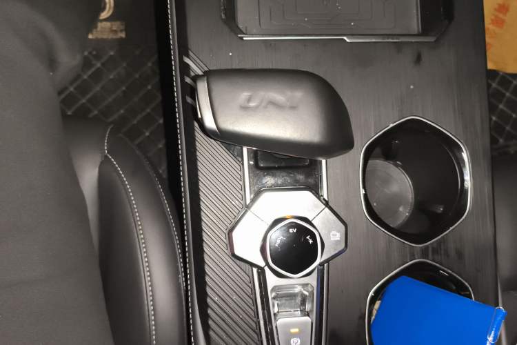 Used CHANGAN UNI-K iDD 2023 Zhidian iDD 1.5T 135km Smart & Fun Model Gear Lever