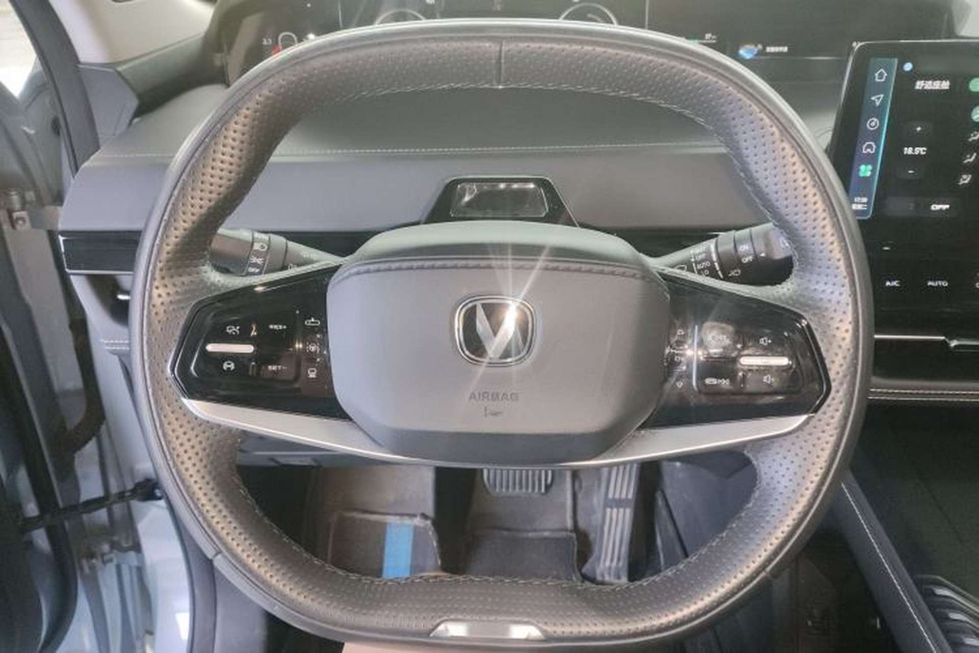 Used CHANGAN UNI-K iDD 2023 Smart Electric iDD 1.5T 135km Smart Leading Model Steering Wheel