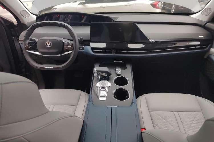 Used CHANGAN UNI-K iDD 2023 Zhidian iDD 1.5T 135km Smart & Fun Model Center Console