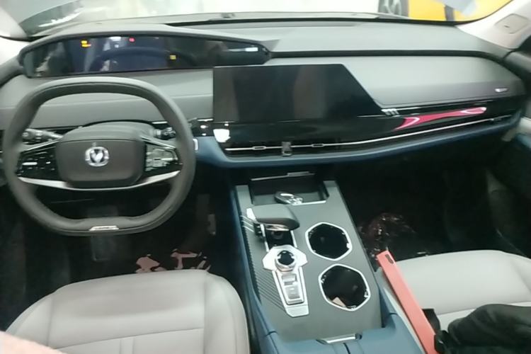 Used CHANGAN UNI-K iDD 2023 Zhidian iDD 1.5T 135km Smart & Fun Model Center Console