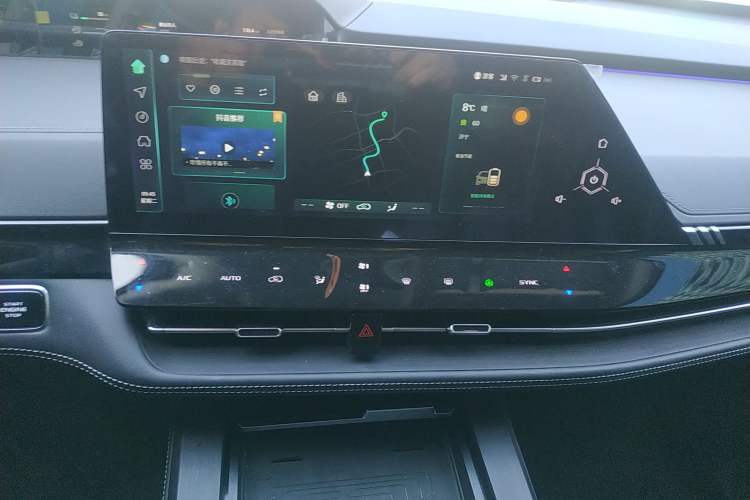 Used CHANGAN UNI-K iDD 2023 Smart Electric iDD 1.5T 135km Smart Leading Model Audio And AC Panel