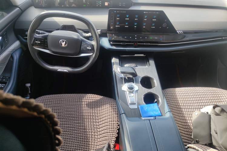 Used CHANGAN UNI-K iDD 2023 Smart Electric iDD 1.5T 135km Smart Leading Model Center Console