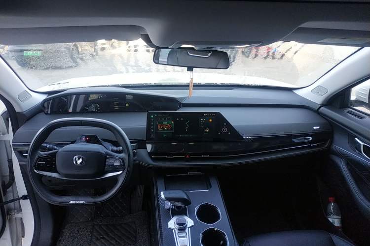 Used CHANGAN UNI-K iDD 2023 Smart Electric iDD 1.5T 135km Smart Leading Model Center Console