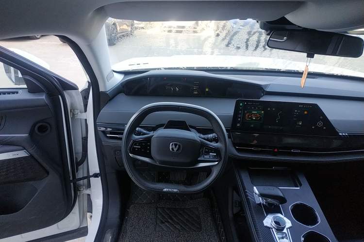 Used CHANGAN UNI-K iDD 2023 Smart Electric iDD 1.5T 135km Smart Leading Model Steering Wheel