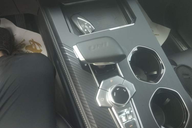Used CHANGAN UNI-K iDD 2024 ZhiDian iDD 1.5T 135km Smart Leading Model Gear Lever