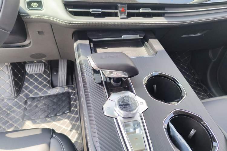 Used CHANGAN UNI-K iDD 2024 ZhiDian iDD 1.5T 135km Smart Leading Model Gear Lever
