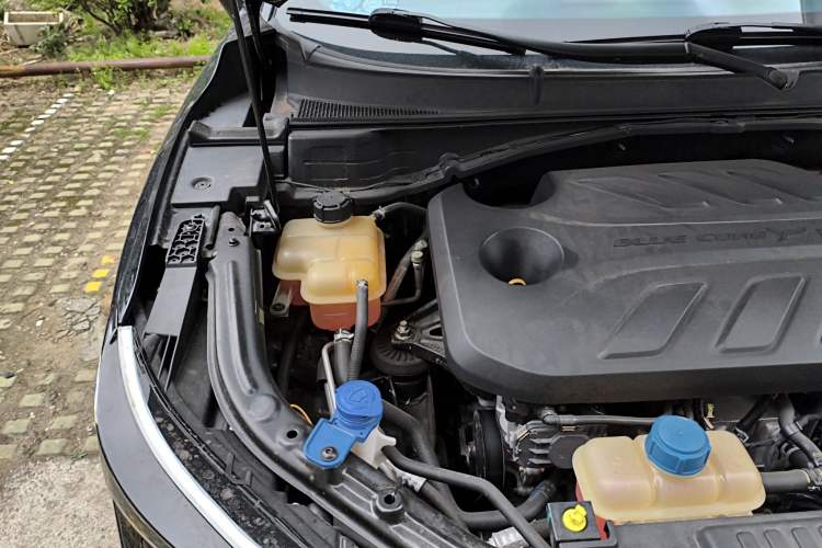 Used CHANGAN UNI-T 2020 1.5T Prestige Version Engine Bay Right