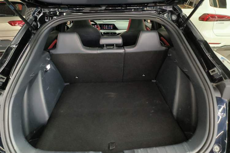 Used CHANGAN UNI-T 2020 1.5T Prestige Version Trunk