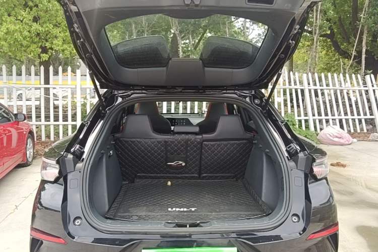 Used CHANGAN UNI-T 2020 1.5T Prestige Version Trunk