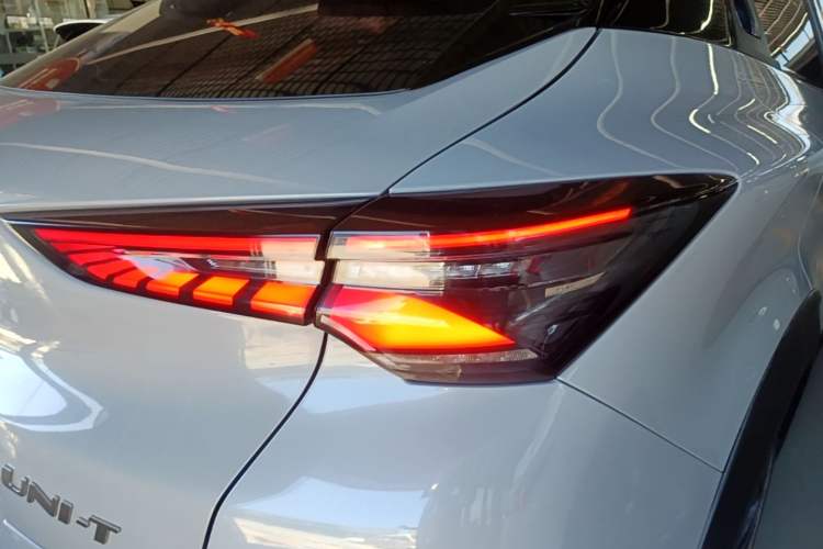 Used CHANGAN UNI-T 2020 1.5T Prestige Version Exterior 3