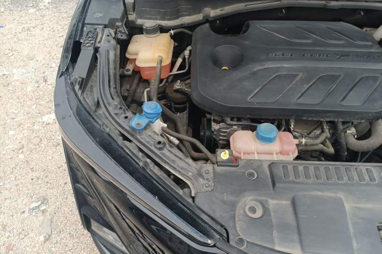 Used CHANGAN UNI-T 2022 1.5T Prestige Version Engine Bay Right