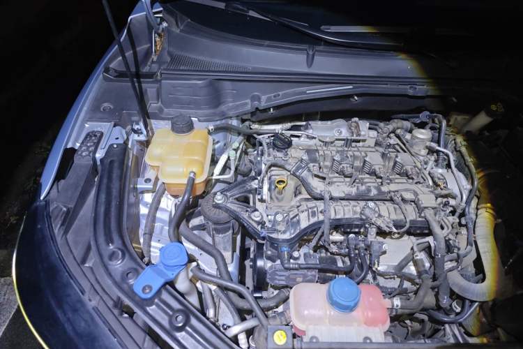 Used CHANGAN UNI-T 2022 1.5T Prestige Version Engine Bay Right