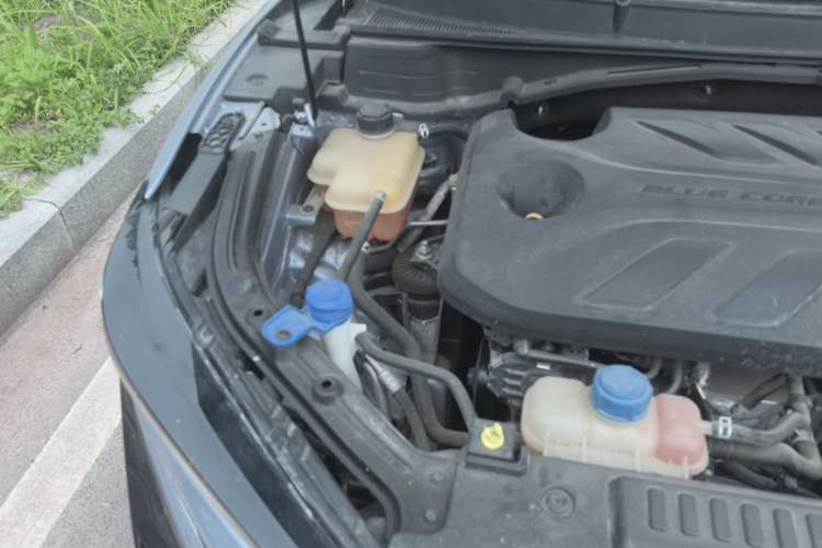 Used CHANGAN UNI-T 2022 1.5T Prestige Version Engine Bay Right