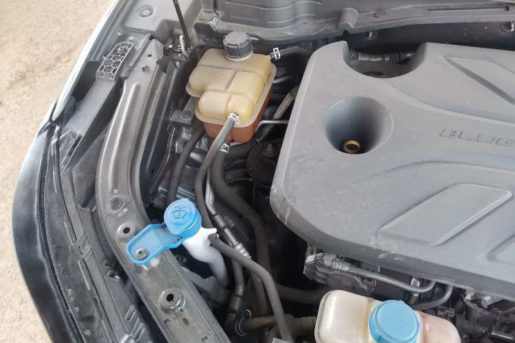 Used CHANGAN UNI-T 2022 1.5T Prestige Version Engine Bay Right