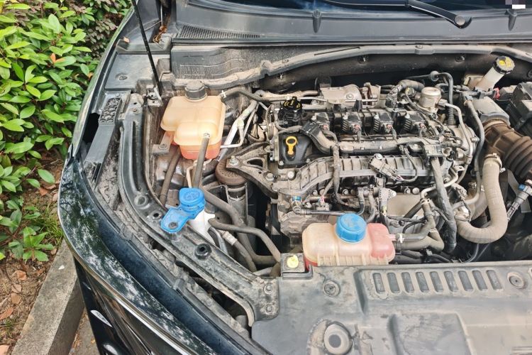Used CHANGAN UNI-T 2022 1.5T Prestige Version Engine Bay Right