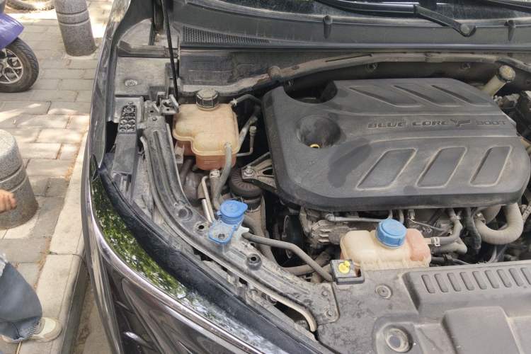 Used CHANGAN UNI-T 2022 1.5T Prestige Version Engine Bay Right