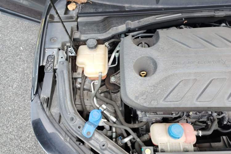 Used CHANGAN UNI-T 2022 1.5T Prestige Version Engine Bay Right