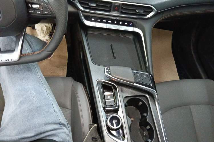 Used CHANGAN UNI-T 2022 1.5T Luxury Edition Gear Lever