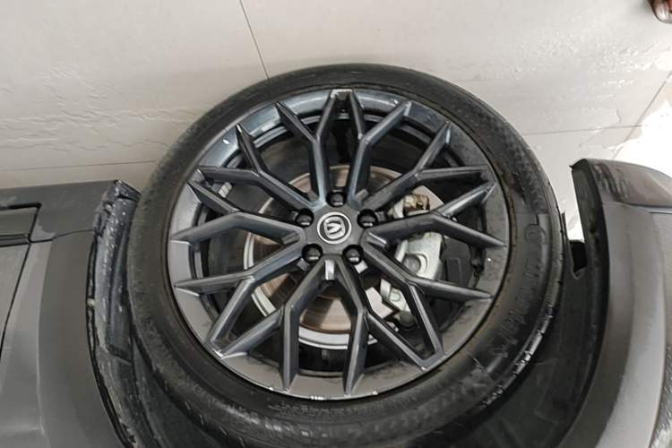 Used CHANGAN UNI-T 2022 2.0T Flagship Edition Left Front Wheel Hub