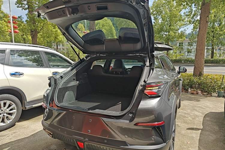 Used CHANGAN UNI-T 2022 1.5T Prestige Version Trunk