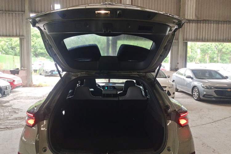 Used CHANGAN UNI-T 2022 1.5T Prestige Version Trunk
