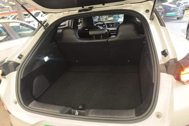 Used CHANGAN UNI-T 2022 1.5T Prestige Version Trunk