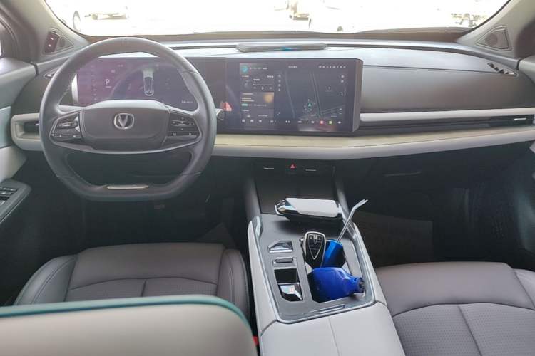 Used CHANGAN UNI-T 2023 Second-Generation 1.5T Prestige Model Center Console