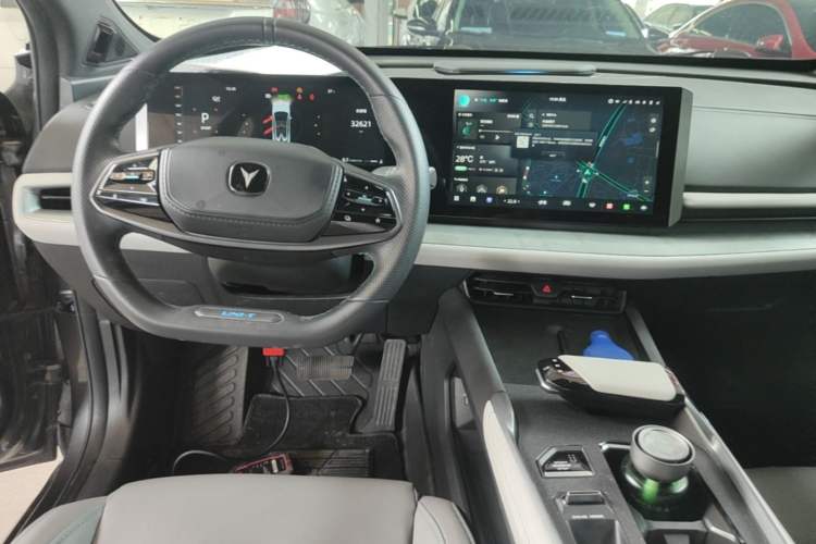 Used CHANGAN UNI-T 2023 Second-Generation 1.5T Prestige Model Center Console