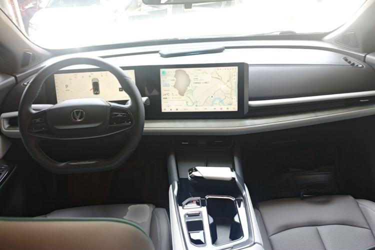 Used CHANGAN UNI-T 2023 Second-Generation 1.5T Prestige Model Center Console