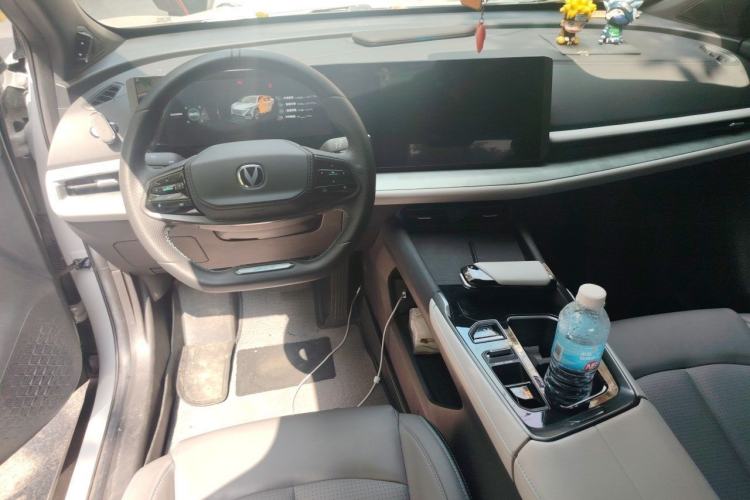 Used CHANGAN UNI-T 2023 Second-Generation 1.5T Prestige Model Center Console