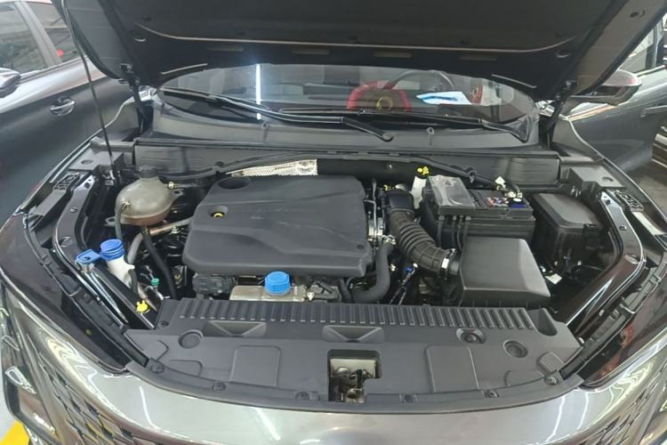 Used CHANGAN UNI-T 2023 Second-Generation 1.5T Prestige Model Engine Bay