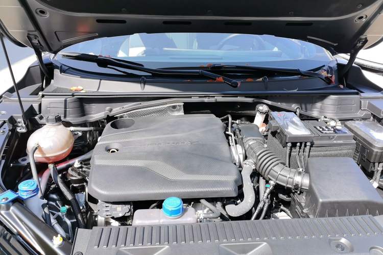 Used CHANGAN UNI-T 2023 Second-Generation 1.5T Prestige Model Engine Bay