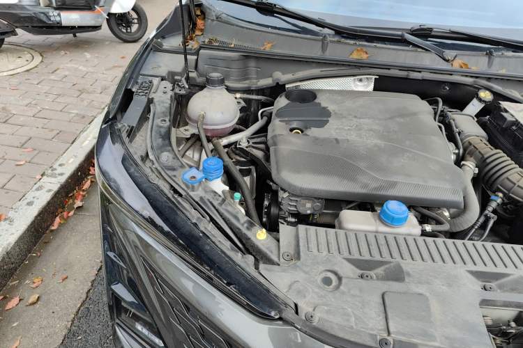 Used CHANGAN UNI-T 2023 Second-Generation 1.5T Prestige Model Engine Bay Right